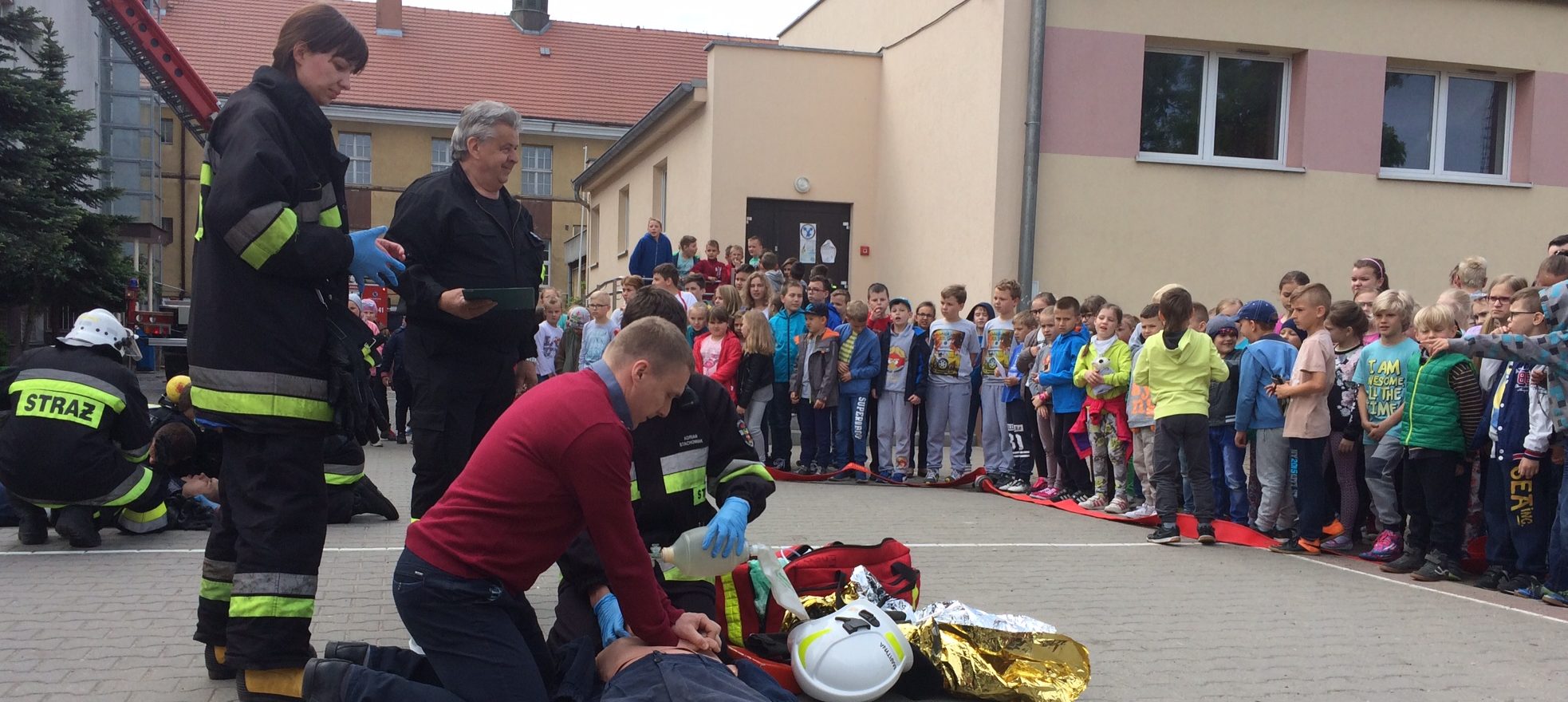 Próbny alarm pożarowy połączony z ewakuacją uczniów, nauczycieli oraz pracowników z budynku szkoły