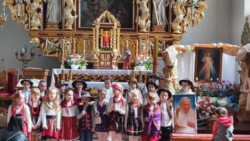Dzieci z SP Opalenica śpiewają dla Jana Pawła II
