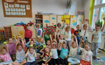 Niosły dzieci z sadu koszyk przepełniony… jabłkami!